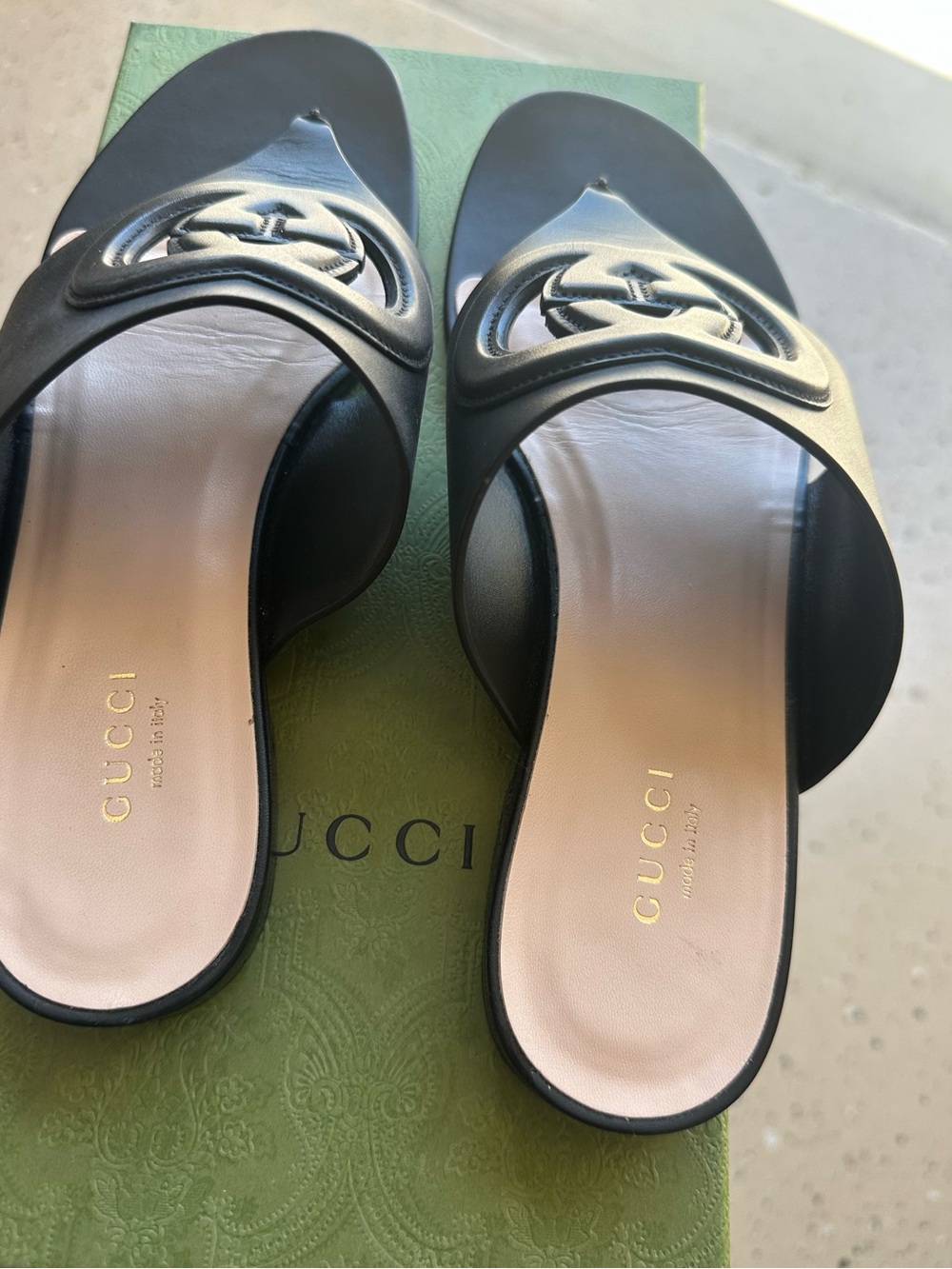 Gucci Black Leather Thong Sandals with Pale Pink Footbed - Picture 2 of 3
